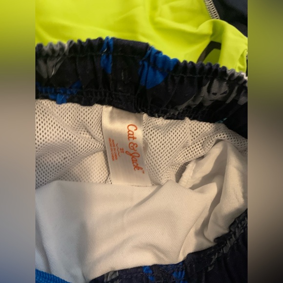 Boys 2T Swim Rashguard & Swim Trunks - Picture 4 of 5